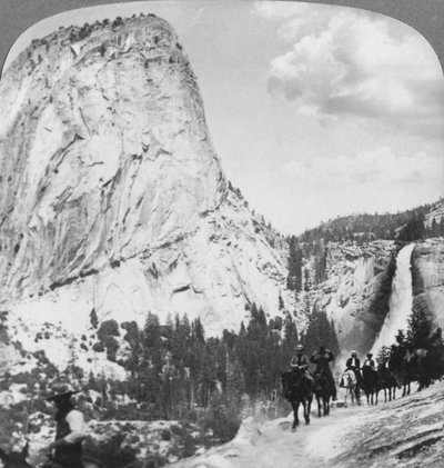 Nevada Falls i Liberty Cap ze szlaku, Yosemite Valley, Kalifornia, USA, 1902 autorstwa Underwood and Underwood