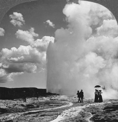 Gejzer Old Faithful, Park Narodowy Yellowstone, USA, początek XIX wieku. autorstwa Underwood and Underwood