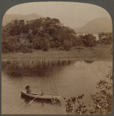 Nad jeziorem Upper Lake w ładnym Killarney, Irlandia, 1901. autorstwa Underwood and Underwood