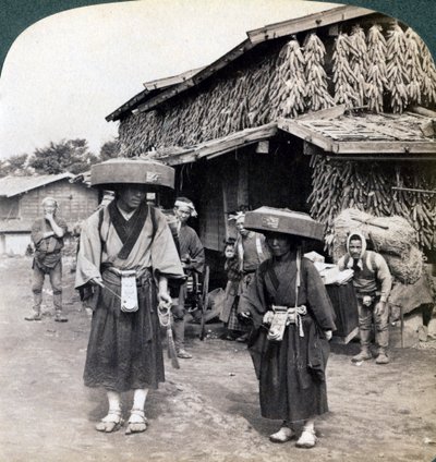 Żebracy pielgrzymi bijący w małe gongi, niedaleko jeziora Kawaguchi, Japonia, 1904 autorstwa Underwood and Underwood