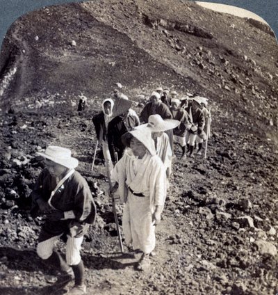 Pielgrzymi pod koniec wejścia na górę Fuji Fujiyama, Japonia, 1904. autorstwa Underwood and Underwood