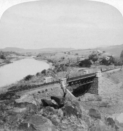Most pomponowy i stacja telegraficzna siedziby Boera, rzeka Tugela, Natal, RPA, 1901. autorstwa Underwood and Underwood