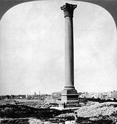 Słup Pompejusza, symbol marynarzy i współczesna Aleksandria, Egipt, 1905. autorstwa Underwood and Underwood