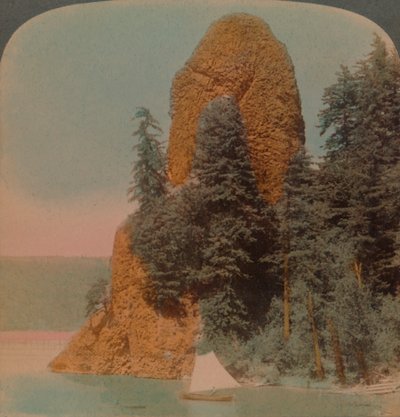 Rooster Rock, ciekawa formacja skalna wzdłuż rzeki Columbia, Oregon, 1902. Artyści: Elmer Underwood, Bert Elias Underwood. autorstwa Underwood and Underwood
