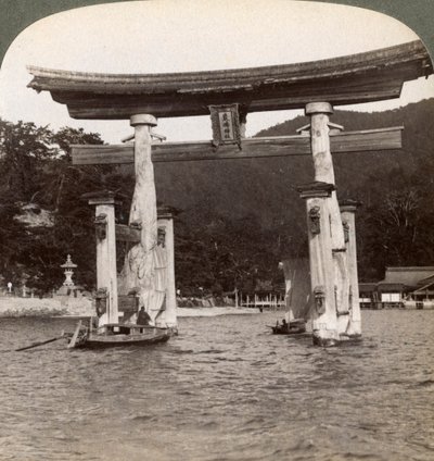 Święta brama torii wznosząca się z morza, świątynia Itsukushima, wyspa Miyajima, Japonia, 1904 autorstwa Underwood and Underwood