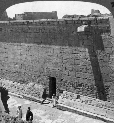 Sceny bitwy i pościgu wyryte na murze w Medinet Habu, Teby, Egipt, 1905. autorstwa Underwood and Underwood