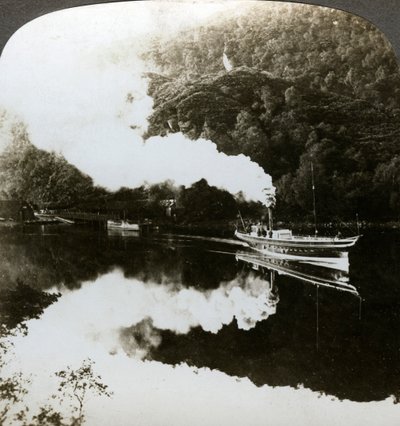 Jacht parowy na Loch Katrine w Szkocji. autorstwa Underwood and Underwood