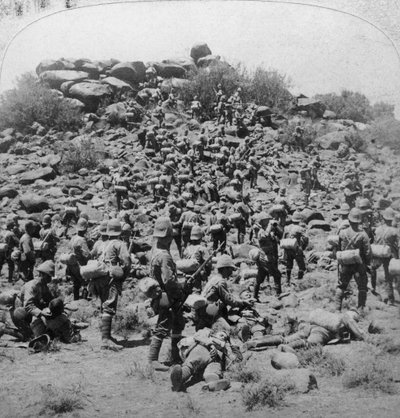 Szturm na kopje burskie przez Suffolks w Colesberg, RPA, wojna burska, 1900. autorstwa Underwood and Underwood