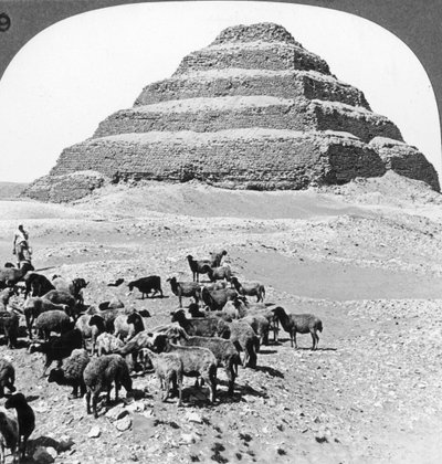 Piramida Sakkarah, Egipt, 1905. autorstwa Underwood and Underwood