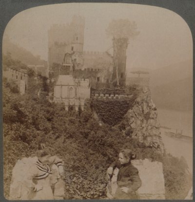 Rheinstein, najbardziej malowniczy z nadreńskich zamków - pn. od południowego muru bastionu, Niemcy, 1902 r. autorstwa Underwood and Underwood
