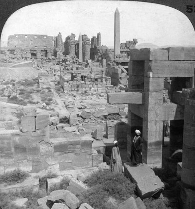 Cała długość gigantycznej świątyni Karnak, Teby, Egipt, 1905. autorstwa Underwood and Underwood