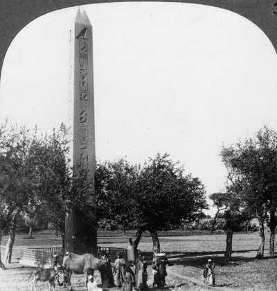 Obelisk Heliopolis, Egipt, 1905. autorstwa Underwood and Underwood