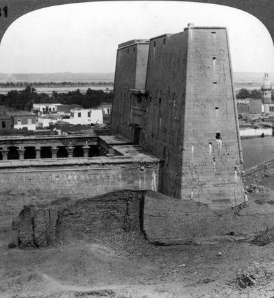 Pylon i dwór świątyni Horusa w Edfu, Egipt, 1900. autorstwa Underwood and Underwood