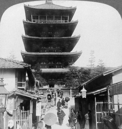 Zachodnia strona pięciopiętrowej pagody Yasaka, Kioto, Japonia, 1904. autorstwa Underwood and Underwood