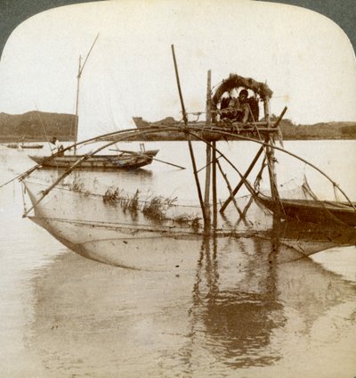 Toiler morza ze swoją ciekawą siecią rybacką, zatoka Matsushima, Japonia, 1904 autorstwa Underwood and Underwood
