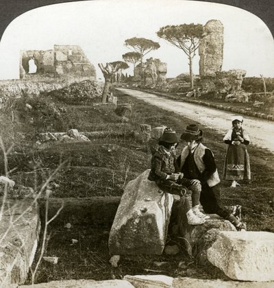 Groby i dzieci w tradycyjnych strojach, Appian Way, Rzym, Włochy. autorstwa Underwood and Underwood