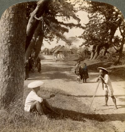 Podróżni odpoczywający pod sosnami w Suzukawie, stara droga pocztowa z Tokio do Kioto, Japonia, 1904. autorstwa Underwood and Underwood