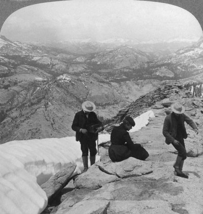 Widok z Clouds Rest nad jeziorem Tenaya do odległego Matterhornu, Kalifornia, USA, 1902 r. autorstwa Underwood and Underwood