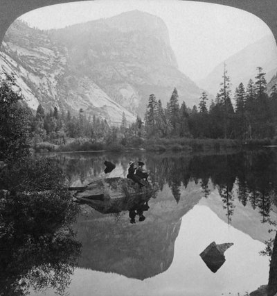 Widok na jezioro Mirror w kierunku Mount Watkins, Yosemite, Kalifornia, USA, 1902 autorstwa Underwood and Underwood
