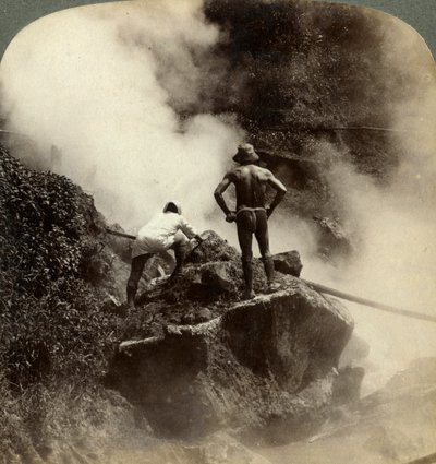 Oglądanie erupcji pary i wrzącego błota w połowie wysokości wulkanu Aso-san, Japonia, 1904 autorstwa Underwood and Underwood