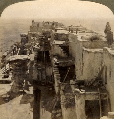 Wolpi... główny pueblo tajemniczej rasy Moki Cliff Dwellers, Arizona, USA, 1901. autorstwa Underwood and Underwood