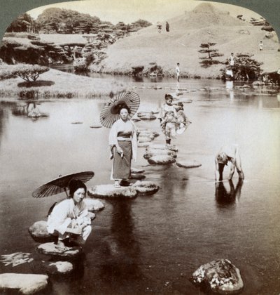 Kobiety przechodzące przez jezioro na stopniach, Ogród Suizen-ji, Kumamoto, Japonia, 1904. autorstwa Underwood and Underwood