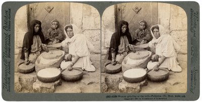 Kobiety mielące w młynie, Palestyna, 1900. autorstwa Underwood and Underwood