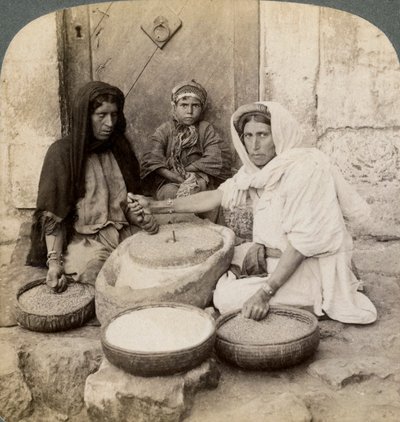 Kobiety mielące w młynie, Palestyna, 1900. autorstwa Underwood and Underwood
