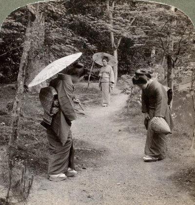 Kobiety w ogrodzie świątyni Kinkaku-ji, Kioto, Japonia, 1904. autorstwa Underwood and Underwood