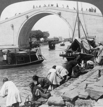 Most Woo Men i kanał Grand Imperial, Soo-chow Suzhou, Chiny, 1900. autorstwa Underwood and Underwood