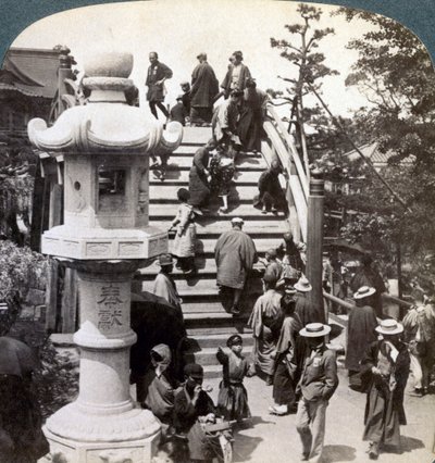 Wierni przechodzący przez półokrągły most do świątyni Kameido za nią, patrząc na północ, Tokio, Japonia, autorstwa Underwood and Underwood