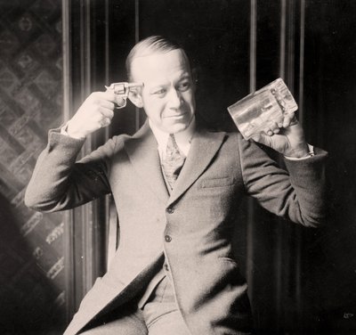 Ernie Hare naśladuje swoje niezadowolenie z powodu prohibicji, ok. 1920 autorstwa Unknown