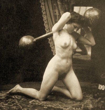 Akt kobiecy ćwiczący ze sztangą, ok. 1900 (zdjęcie w sepii) autorstwa Unknown