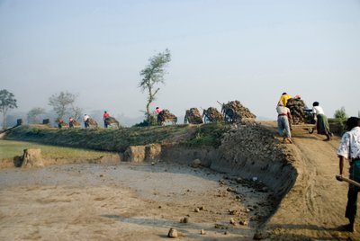 Robotnicy przewożą ziemię na wózkach do pola cegieł w Katiadi, Kishorganj, Bangladesz. W Bangladeszu jest 6000-7000 pól cegieł, zwykle położonych poza miastami na nizinach autorstwa Unknown