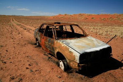 Zardzewiały samochód utknął na pustyni Namib autorstwa Unknown
