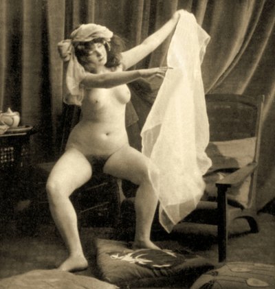 Akt kobiecy w pozycji siedzącej z turbanem i welonem, ok. 1900 (zdjęcie w sepii) autorstwa Unknown