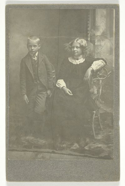 Bez tytułu (chłopiec i dziewczynka) autorstwa Unknown