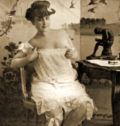 Młoda kobieta w koronkowej koszulce, ok. 1900 autorstwa Unknown