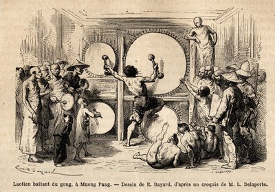 Laotański gong bijący w Muong Phang, broń składająca się z kilku młotów i uderzająca podwójnymi uderzeniami w kilka instrumentów umieszczonych przed nim; autor opowieści jest reprezentowany na widowni, trzymając pod pachą jego kartonowy rysunek. Rytownictw autorstwa Unknown artist
