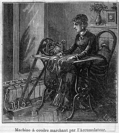 Zastosowanie baterii Faure: elektryczna maszyna do szycia przechodząca przez akumulator. Grawerowanie w „”Le Monde Illustré”” autorstwa Unknown artist