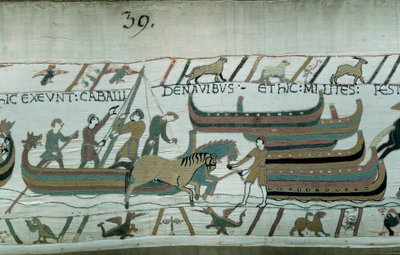 Podbij Anglię przez księcia Normandii Wilhelma Zdobywcę (1027-1087) w 1066 r.: Normandzkie statki pływają po angielskim wybrzeżu. Koń ciągnie łódkę na korytarz. Detal gobelinu z Bayeux lub haftu królowej Matyldy autorstwa Unknown artist
