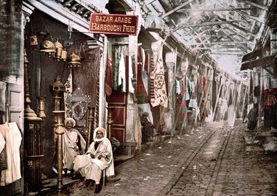 Le souk el Truck w Tunisie: sklep z napisem w języku francuskim „Bazar arabski bracia Barbouchi”. Fotochrom v. 1900. autorstwa Unknown artist