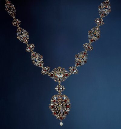 Naszyjnik cesarza Świętego Cesarstwa, króla Czech i króla Węgier Rodolfa II (1552-1612) z emalii, złota i szlachetnego kamienia z wisiorkiem przedstawiającym sceny Męki Pańskiej. 16 wiek. Paryż, Luwr autorstwa Unknown artist