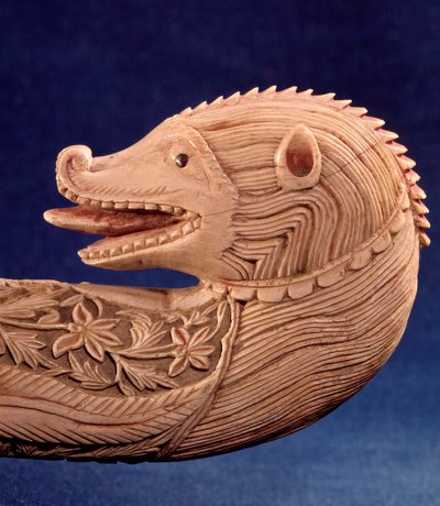 Sztuka orientalna: woulette tau (koniec laski pasterskiej) z głową zwierzęcia z kości słoniowej. Szczegół. XV-wieczny Paryż, muzeum ormiańskie autorstwa Unknown artist