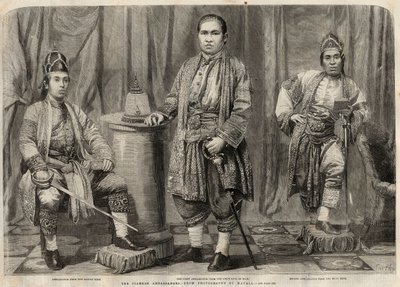 Portrety ambasadorów Syjamu, którzy przybyli do Anglii w 1857 roku. Od lewej do prawej: Cha mun (Cha-mun) Mondr Bidacks, reprezentujący drugiego króla Syjamu, Phya Mantri Suriyawanse i Chau Mun Sarbbedh Bhacty, ambasadorowie pierwszego króla. Grawerowanie  autorstwa Unknown artist