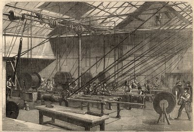 Telegrafia: produkcja kabla transatlantyckiego. Maszyny powlekające kabel gutaperkowy w fabryce Glass, Elliot and Company przy Wharf Road w Londynie w Anglii. Grawerowanie w „The Illustrated London News”” z 14 marca autorstwa Unknown artist