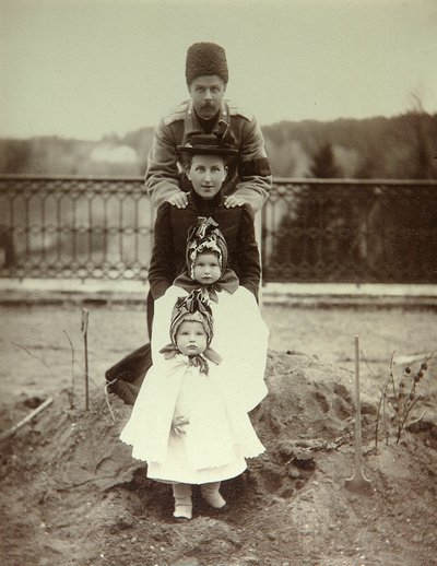 Przedstawienie rodziny księcia Fiodora Uwrowa w posiadłości wiejskiej. Zdjęcie albumu autorstwa Unknown artist