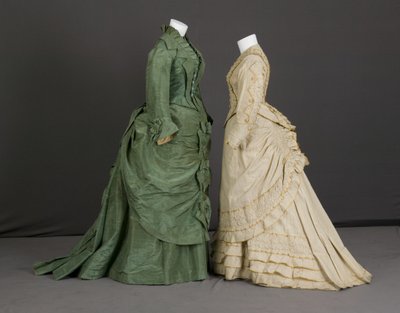 Sukienka Trousseau autorstwa Unknown artist
