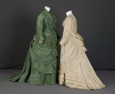 Sukienka Trousseau autorstwa Unknown artist