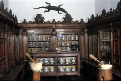 Apteka z XVII wieku, wazony, garnki, moździerze... Muzeum Nauki i Techniki, Mediolan. autorstwa Unknown artist